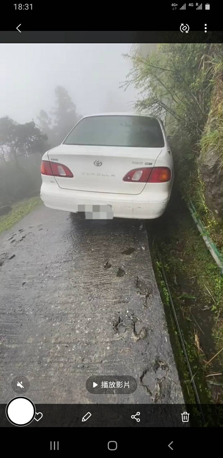 汽車輪胎陷水溝-道路救援.林道脫困救援.山區拖車電話:0913177311-(LINE:0913177311)  輪胎打滑.泥地打滑.泥地拖吊.泥地救援.泥地拖車. 刁車救援.沙灘刁車.沙灘脫困.泥地脫困.沙灘道路救援. 沙灘拖吊車.泥地道路救援.泥地拖吊車.重機道路救援.汽車道路救援. 機車道路救援.接電